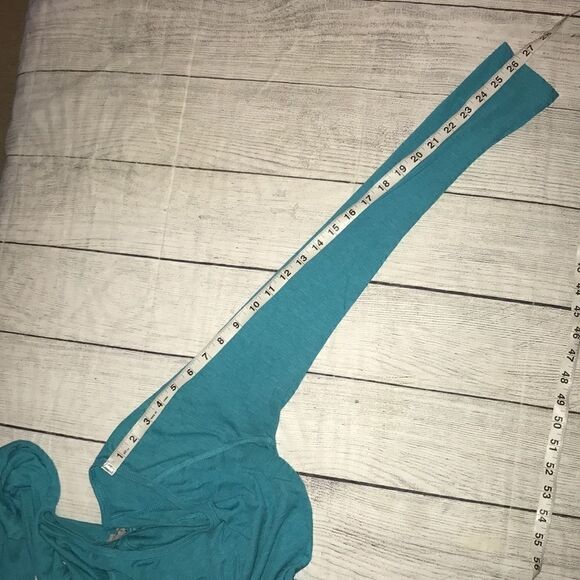 Athleta
Teal Turquoise Long Sleeve T-Shirt - Picture 7 of 8